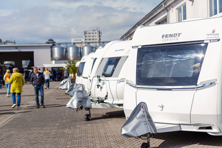 Herbstmesse bei Seltenhofer Caravaning GmbH in Regensburg. Besucher auf der Ausstellungsfläche.